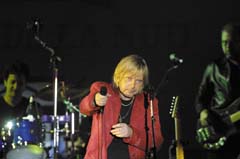 Renaud sur sc�ne tendant le micro vers le public